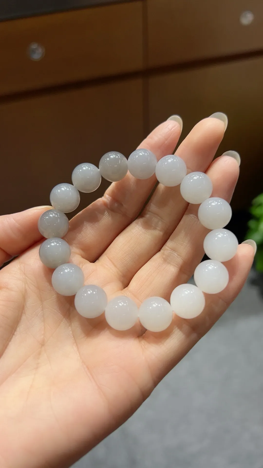 渐变烟紫手串

尺寸12mm