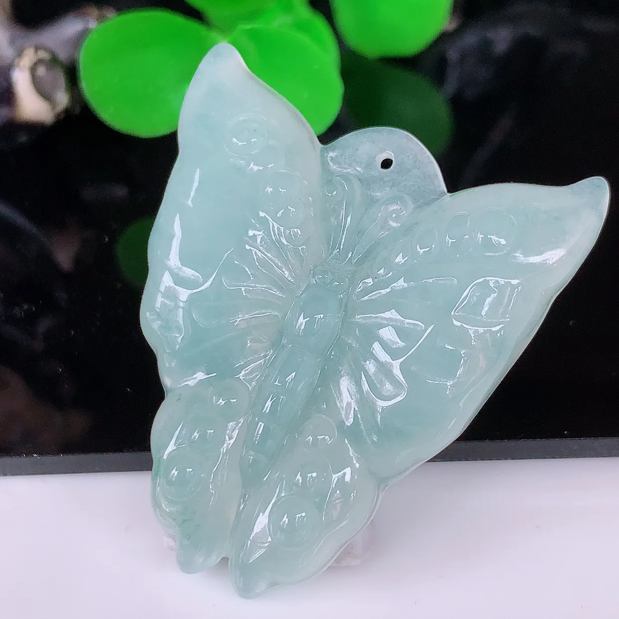 自然光实拍，冰胶翡翠蝴蝶吊坠，种老水足，雕工精湛 ，寓意美好，佩戴时尚出众！#57.12