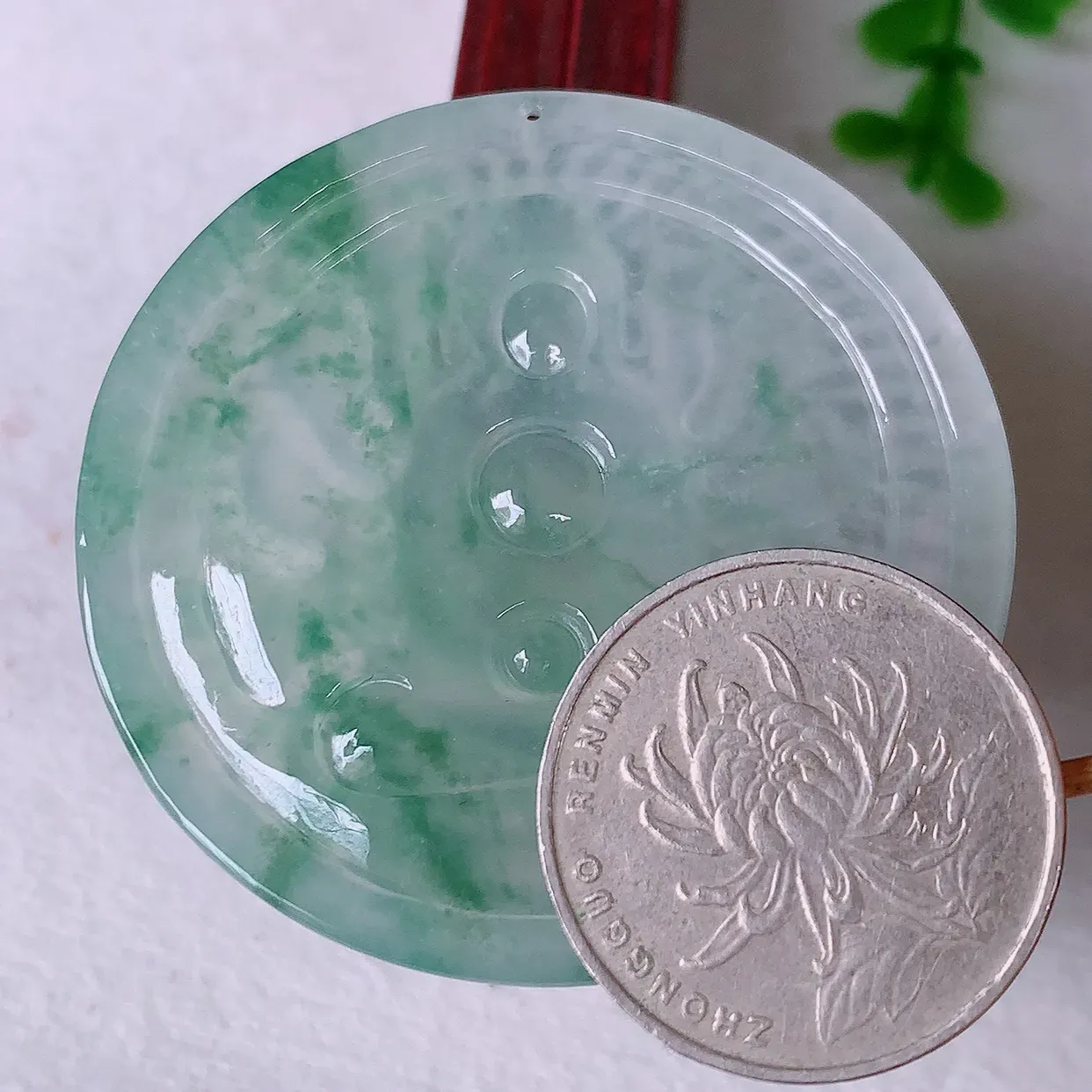 自然光实拍，冰种飘花千手观音吊坠，赐福翡翠观音，翠绿迷人，观音面相端庄，佩戴时尚出众！#89.12
