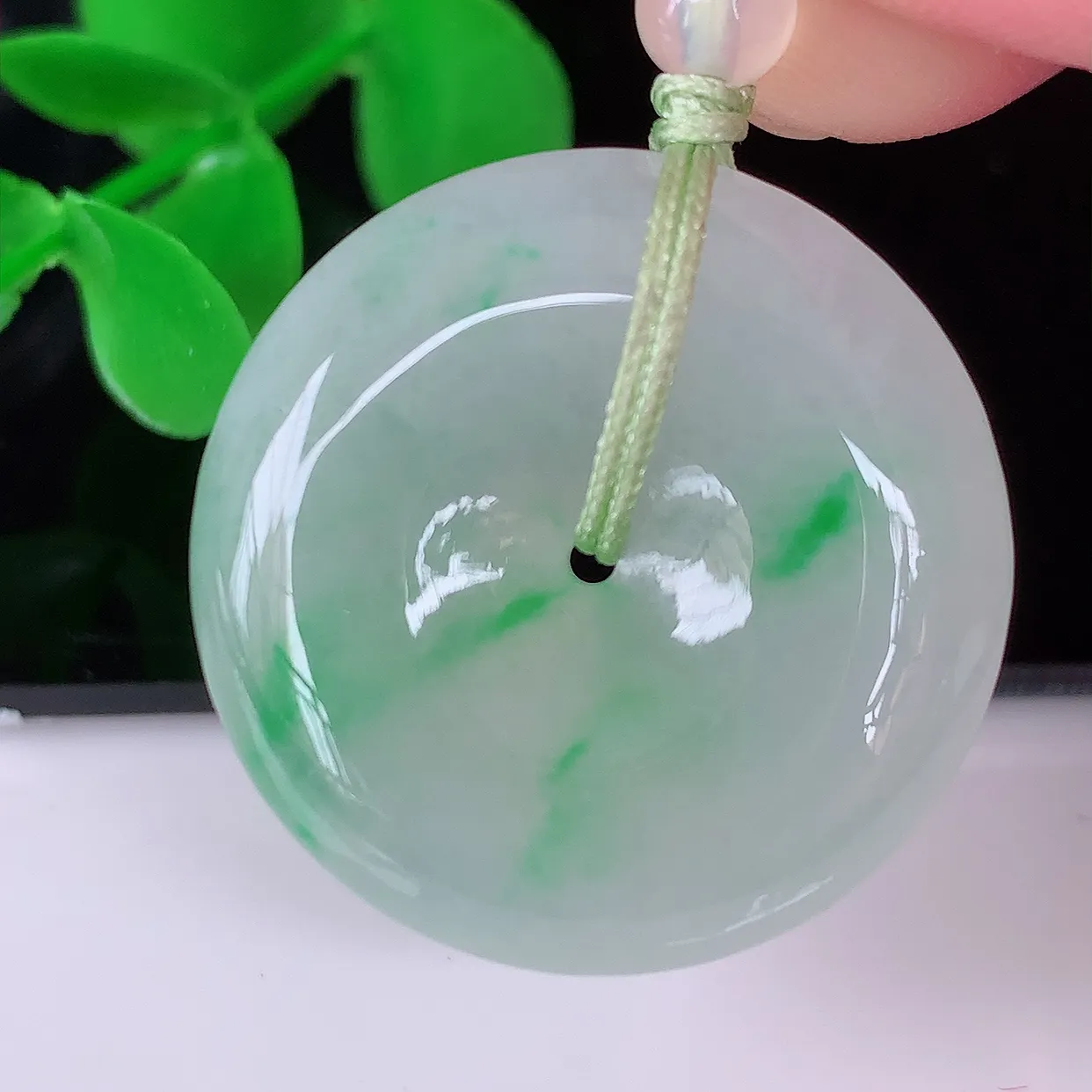 自然光实拍，冰飘阳绿平安扣吊坠，翡翠平安扣，冰透，灵动飘逸，寓意平平安安，平安扣佩戴端庄漂亮！#57.12