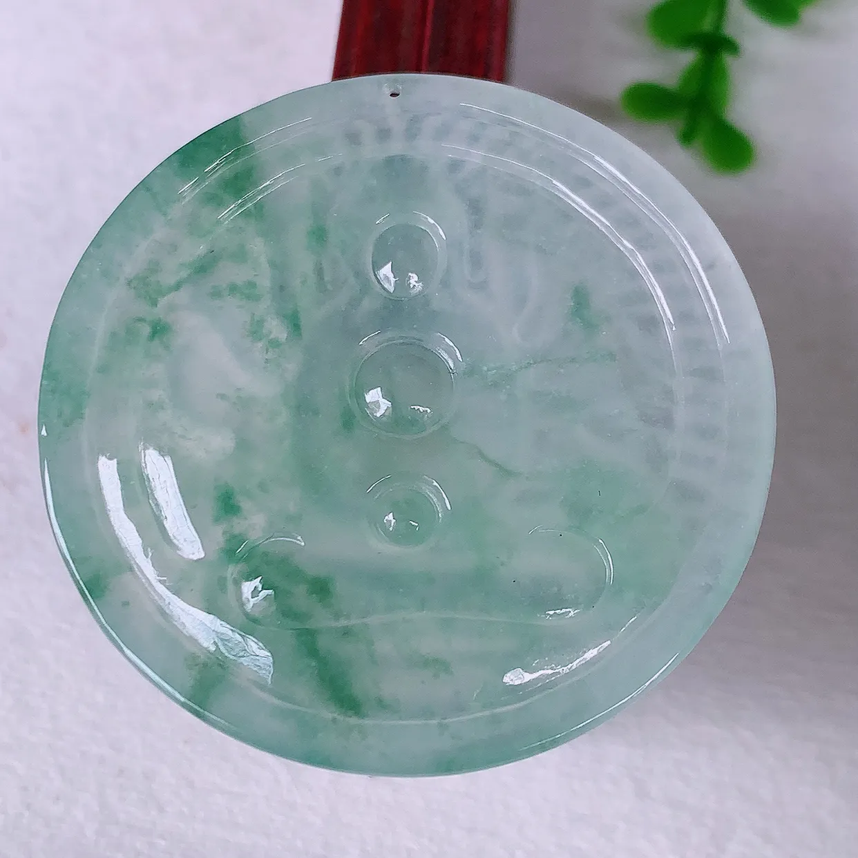 自然光实拍，冰种飘花千手观音吊坠，赐福翡翠观音，翠绿迷人，观音面相端庄，佩戴时尚出众！#89.12