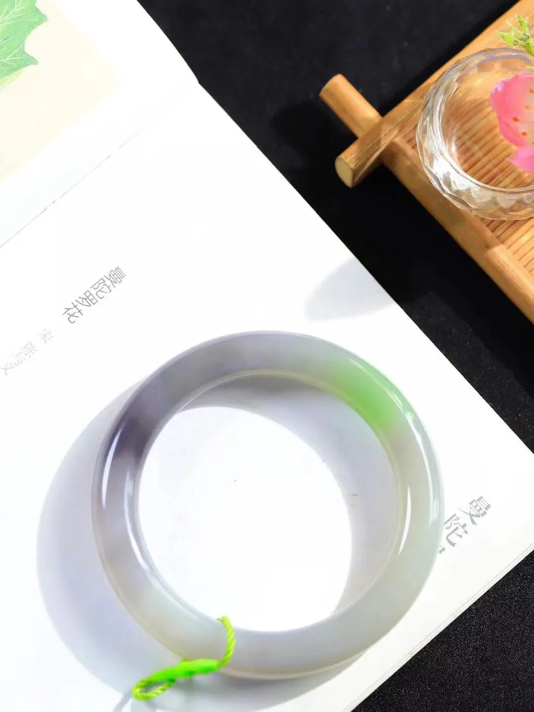【一见钟情·手镯】

收藏级臻品和田玉三色圆条手镯。镯型饱满，温润细腻，脂润沁香。️执一卷书，沏一盏茶，着一袭裙，戴一只镯。淡淡浅笺，素心若兰，静赏玉中诗画。悠悠岁月，芊手轻摘，盛满诗样芳华。
重56.5克   内径圈口56.5mm 尺寸10.6-10.5mm  FDT-72701146