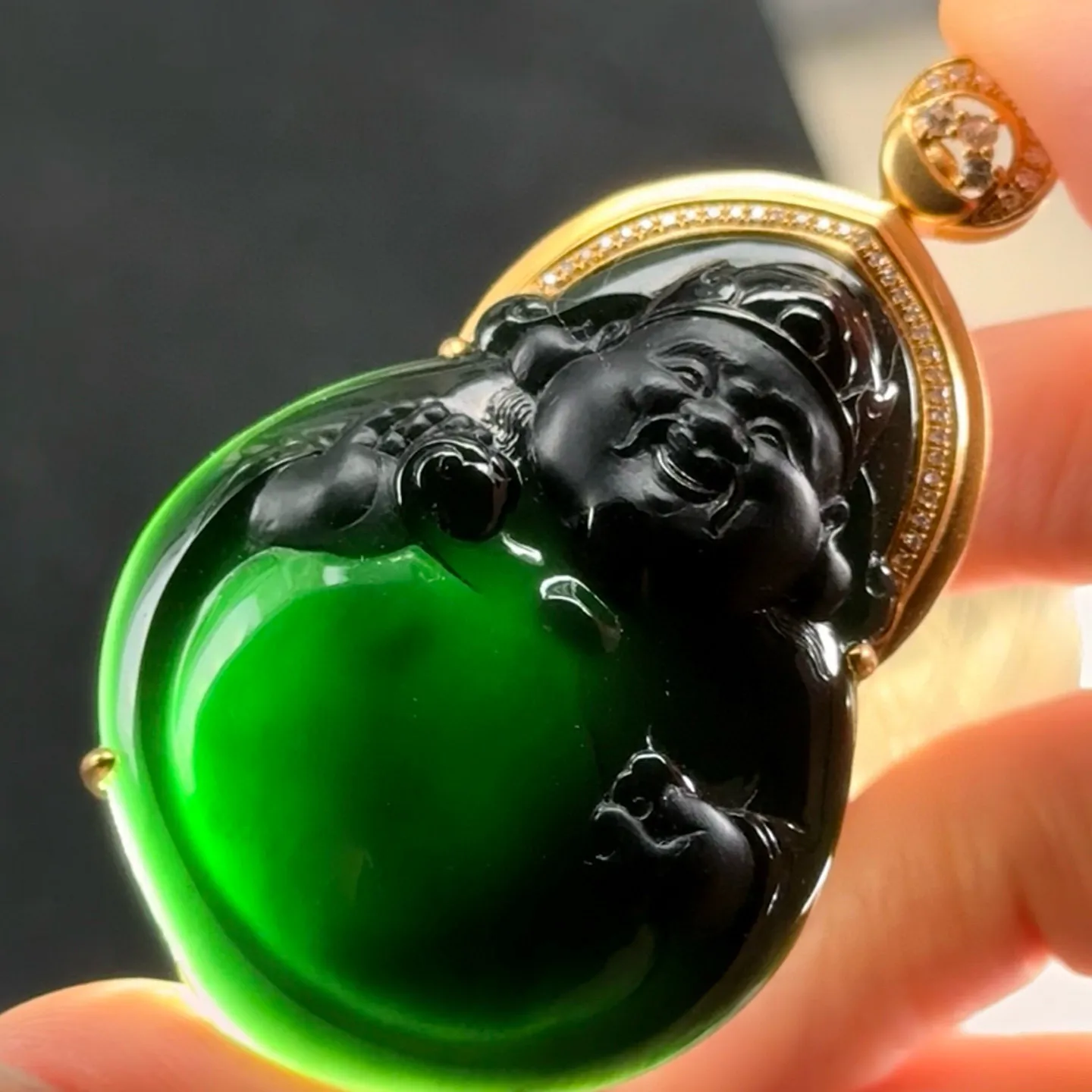 精品18k墨翠财神 种好色正 黑度极好 打灯通透油性十足 尺寸53.9