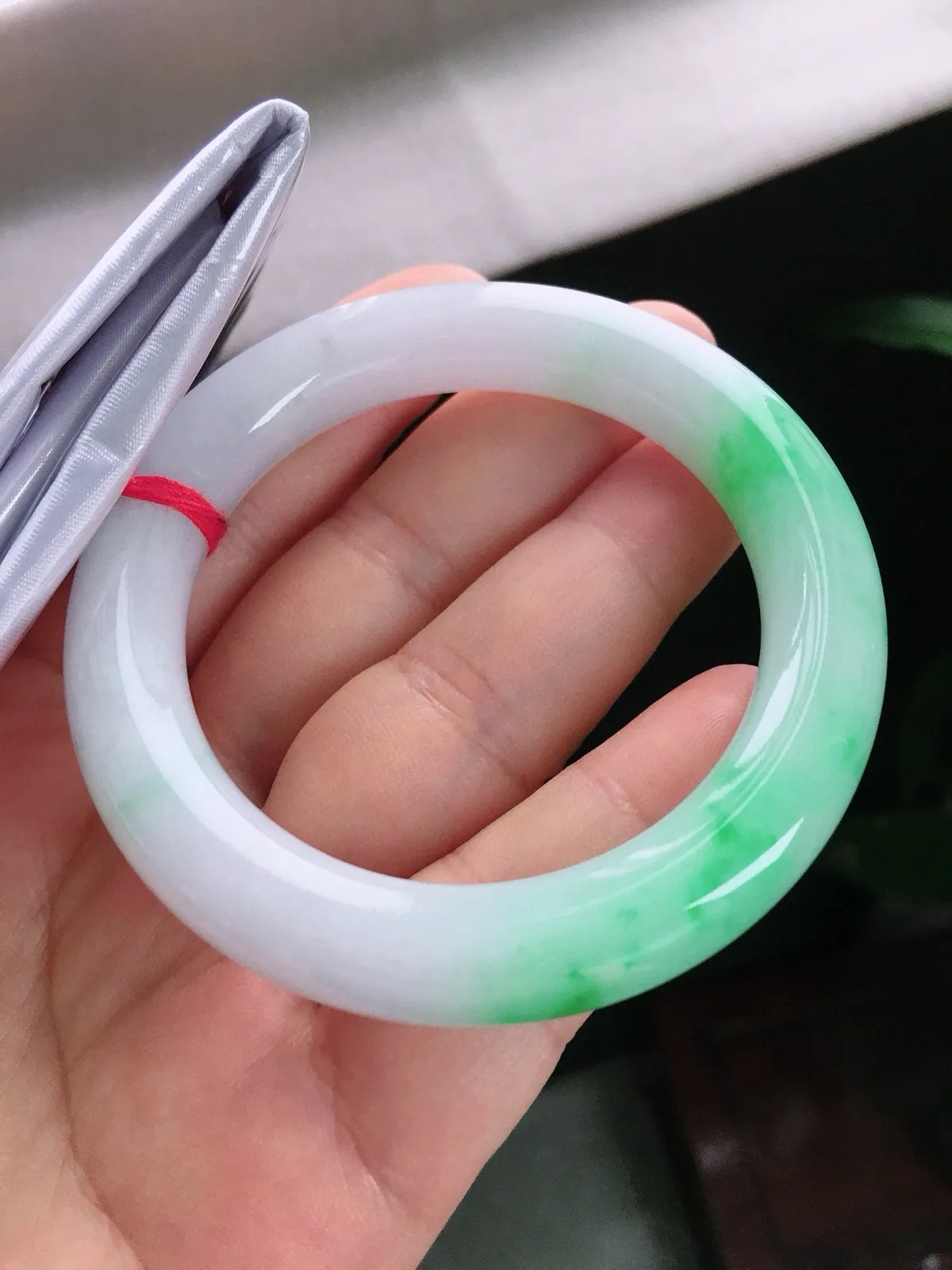 圈口55，圆条手镯，飘色花，玉质水润细腻，尺寸55-11.5-11mm