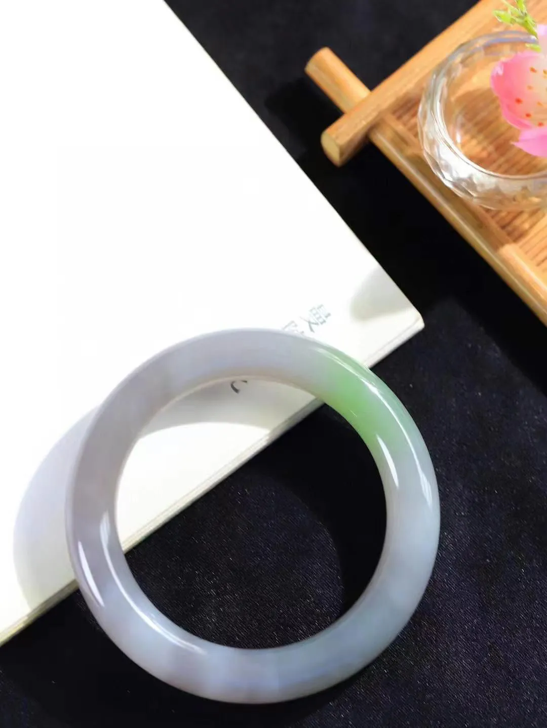 [温润如玉.手镯]

精品和田玉烟紫翠青双色圆条手镯。玉质温润细腻 油性十足 手感舒适，高华雅逸，线条流畅，简约大气，美自天成，素雅高贵。佩戴于腕间，婉约之美，举手投足间透出那份低调奢华。重66克 内径56mm尺寸12-11mm 78701114T
