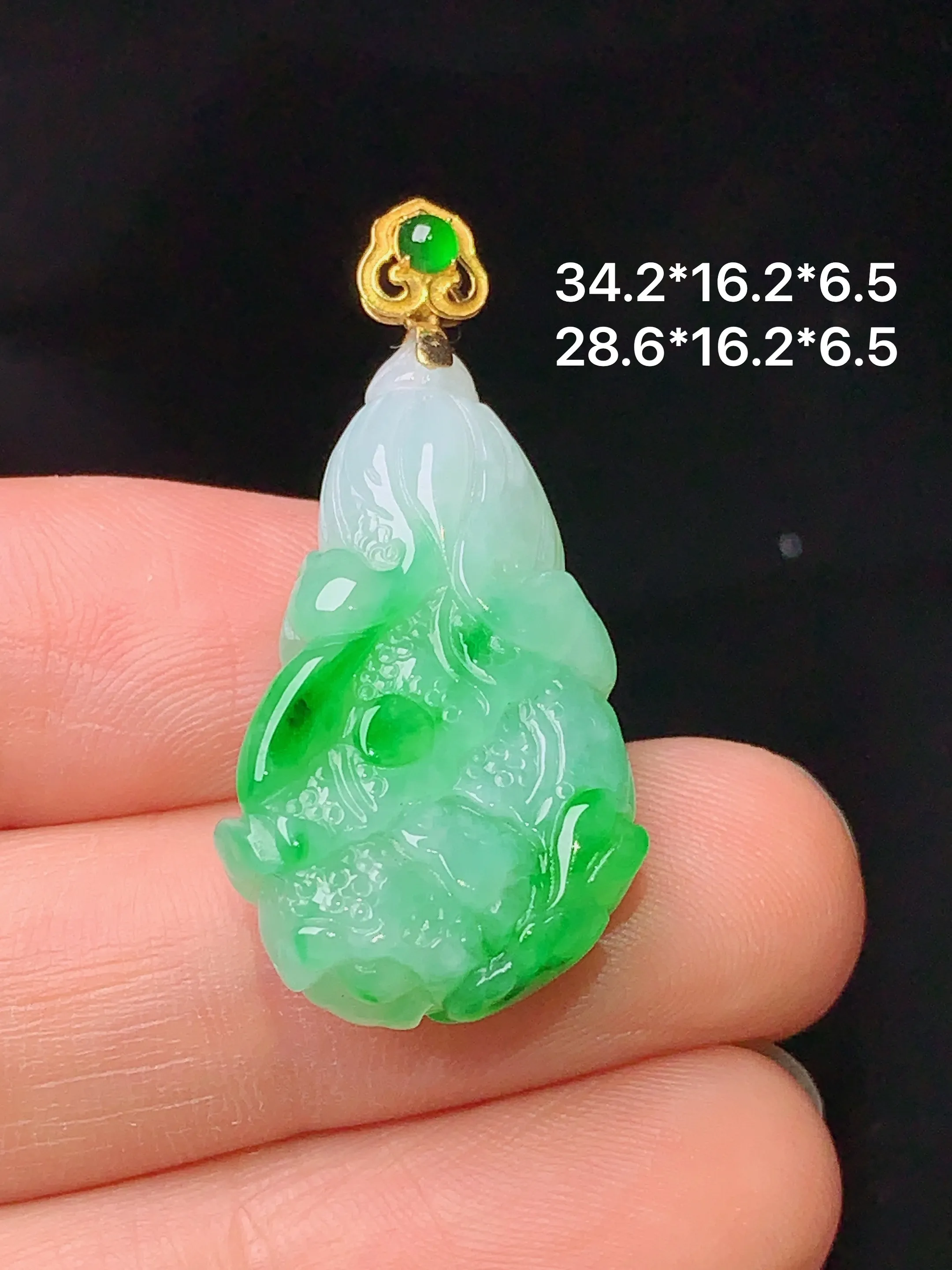 18k金镶嵌飘绿白菜吊坠 玉质细腻 水润亮眼 整体尺寸34.2*16.2*6.5
