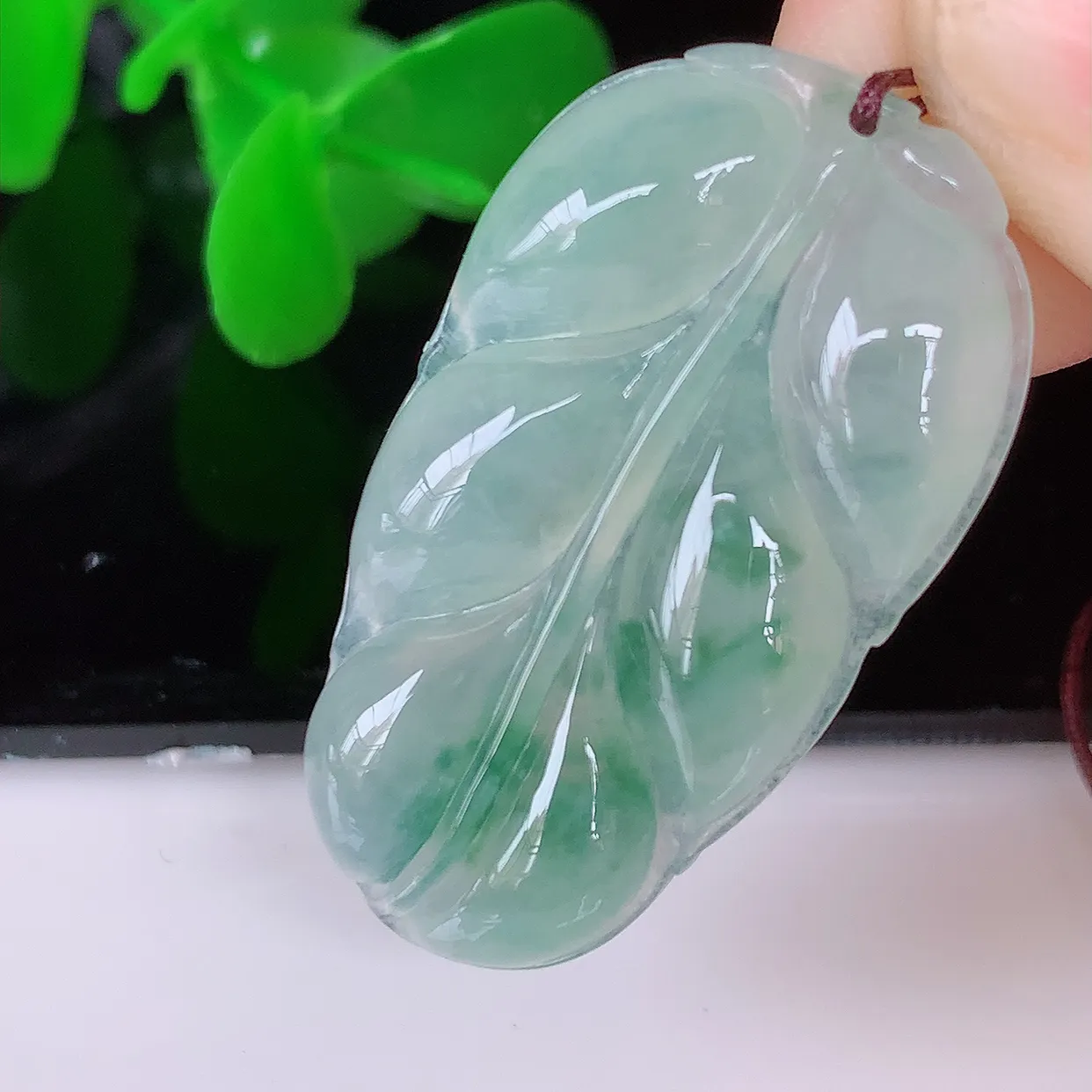 自然光实拍，冰种飘花事业有成叶子吊坠，莹润且起胶，叶子清秀优雅，佩戴大业有成！#57.12
