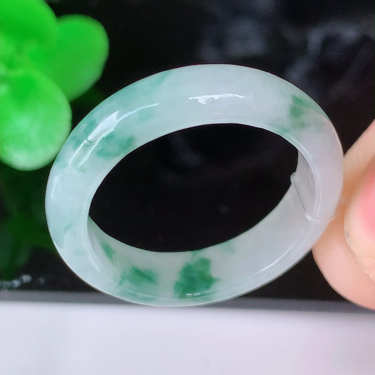 自然光实拍，19.2mm内径飘花翡翠指环，玉戒指，玉质莹润，好精美好冰润的指环，20圈口，上手纤巧！