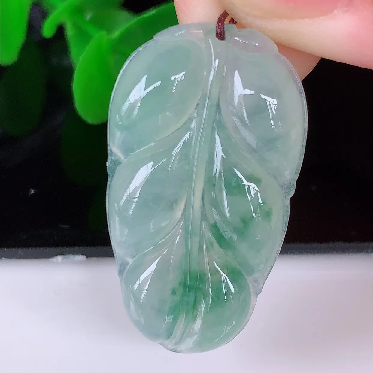 自然光实拍，冰种飘花事业有成叶子吊坠，莹润且起胶，叶子清秀优雅，佩戴大业有成！#57.12
