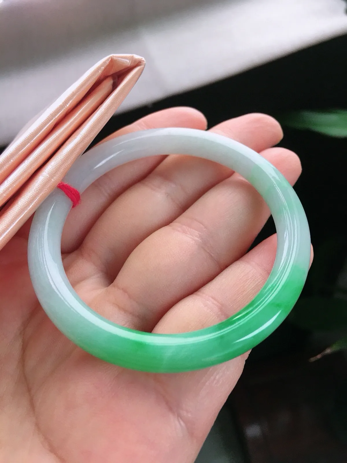 圈口53，圆条手镯，小圈口，玉质水润，色泽鲜艳，尺寸53-7.1-7.3mm