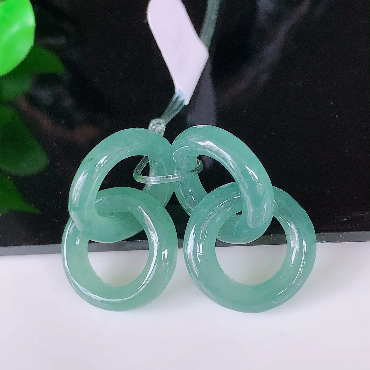自然光实拍，冰胶一对平安扣翡翠，翠色灵动，玉质细腻，颜色漂亮，品相佳，佩戴佳品！配银线 #49.12