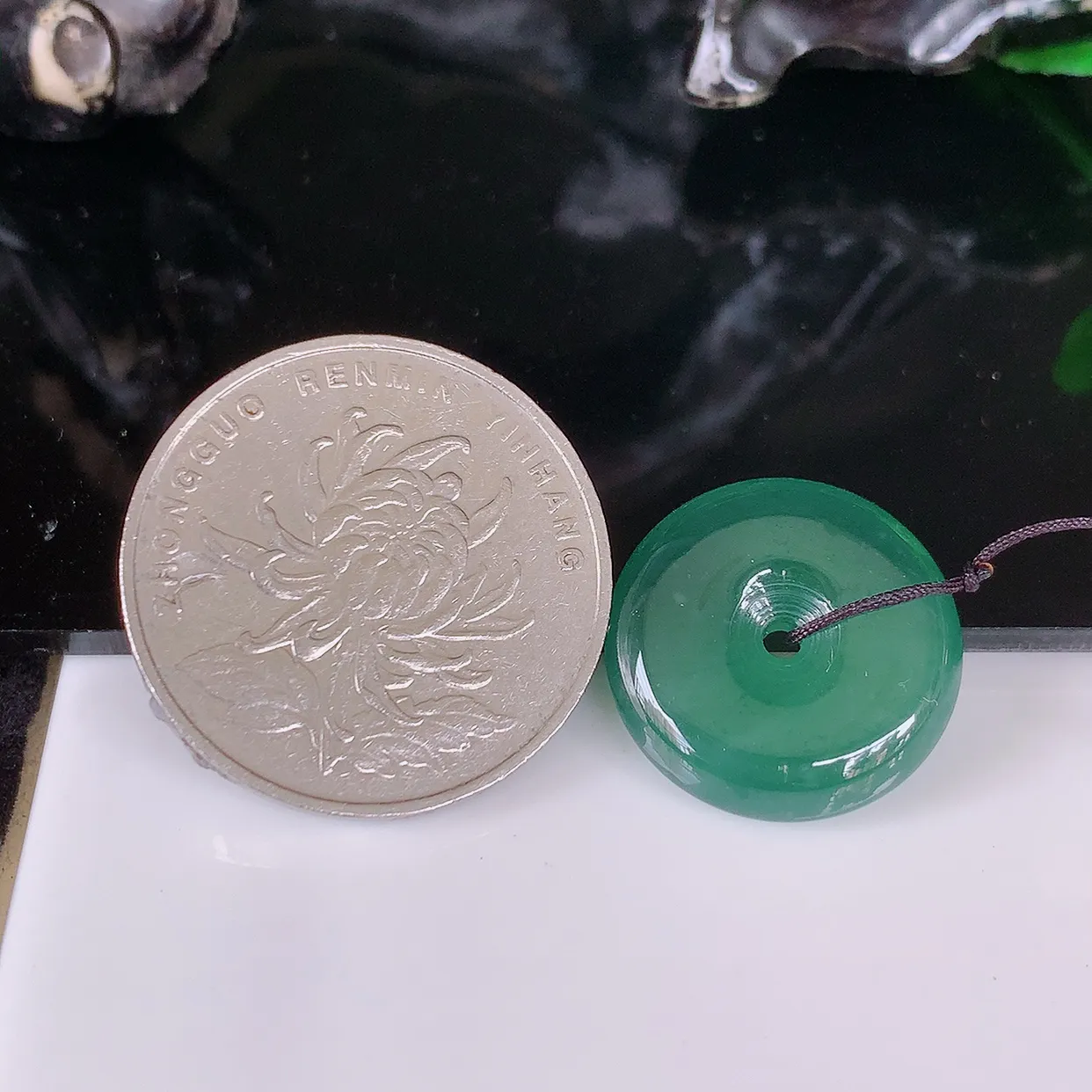 自然光实拍，冰种满色一对平安扣翡翠，翠色灵动，玉质细腻，颜色漂亮，品相佳，佩戴佳品！配银线 #49.12