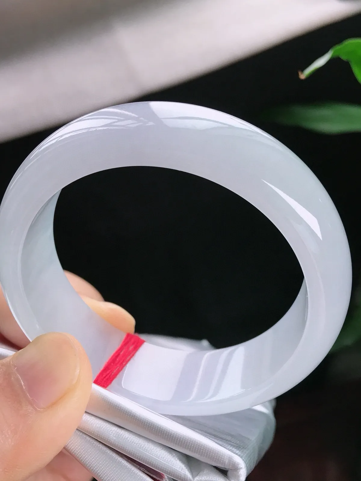 圈口55.1，正圈手镯，白冰，玉质冰润细腻，宽版，尺寸55.1-18.1-7.8mm