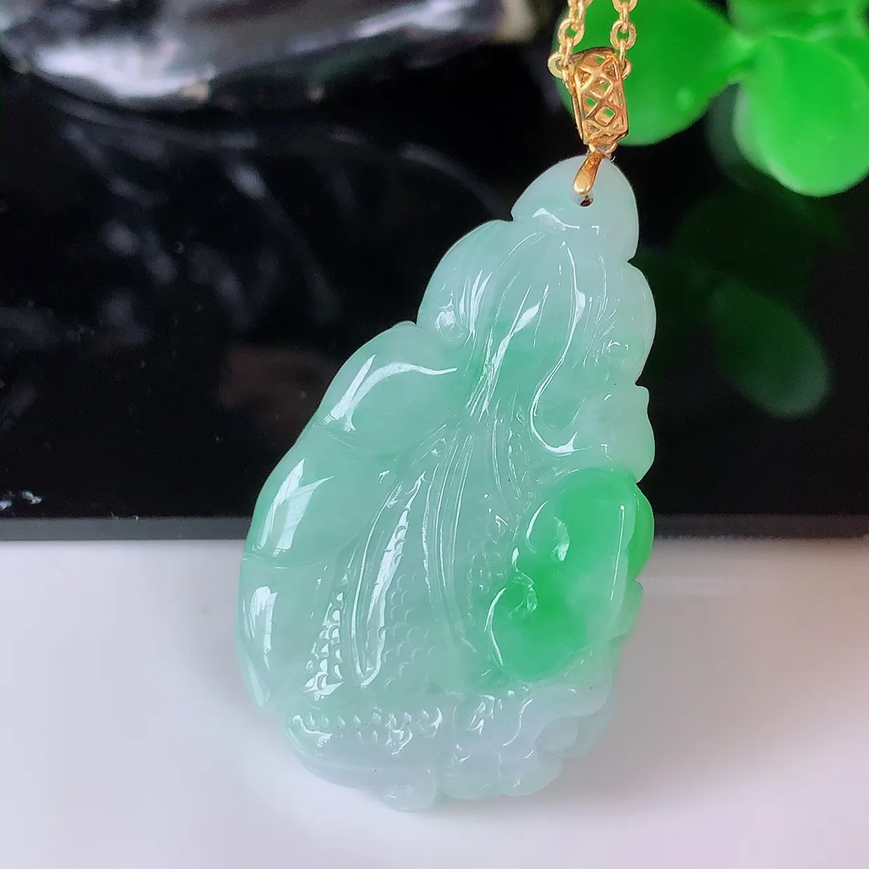 18K金镶嵌飘绿招百财白菜翡翠吊坠，百财聚来，财源滚滚，色泽鲜艳，精工水润的白菜，性价比高！#1.12整体38.5裸石34.2*20*5.8