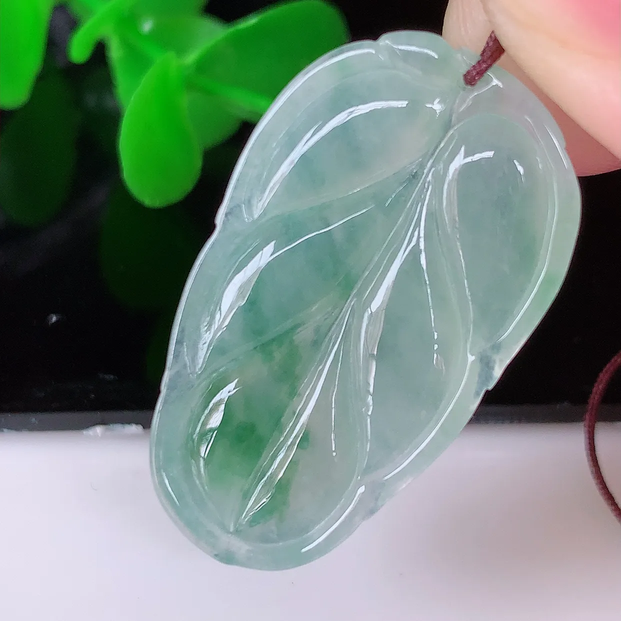 自然光实拍，冰种飘花事业有成叶子吊坠，莹润且起胶，叶子清秀优雅，佩戴大业有成！#57.12
