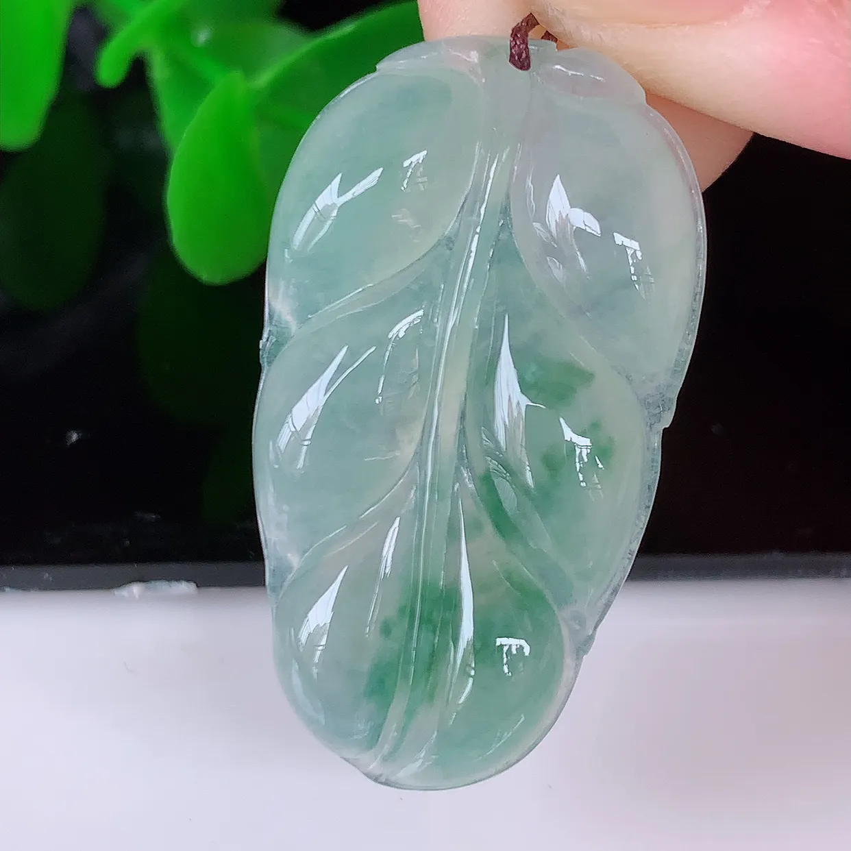 自然光实拍，冰种飘花事业有成叶子吊坠，莹润且起胶，叶子清秀优雅，佩戴大业有成！#57.12