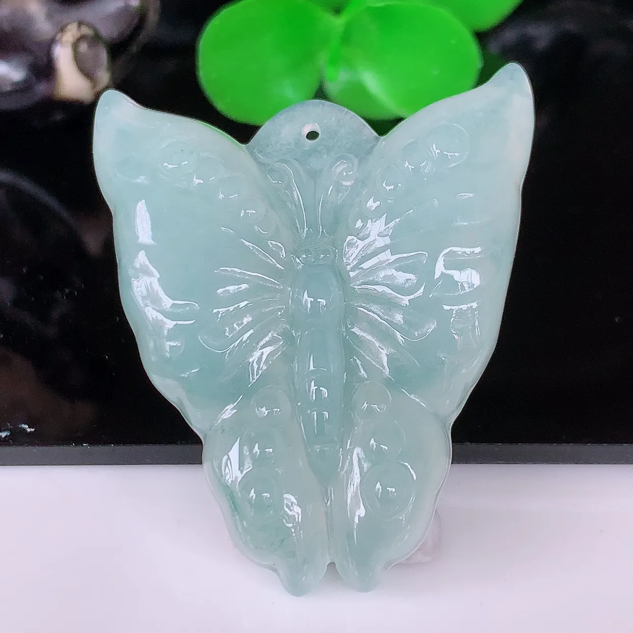 自然光实拍，冰胶翡翠蝴蝶吊坠，种老水足，雕工精湛 ，寓意美好，佩戴时尚出众！#57.12