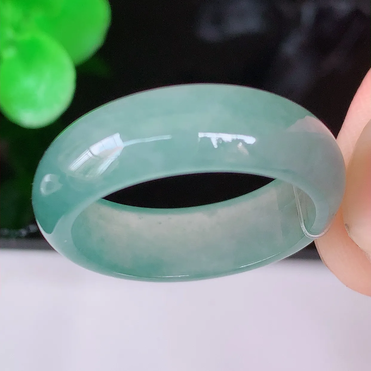 自然光实拍，19.2mm内径冰种翡翠指环，玉戒指，玉质莹润，好精美好冰润的指环，20圈口，上手纤巧！#49.12