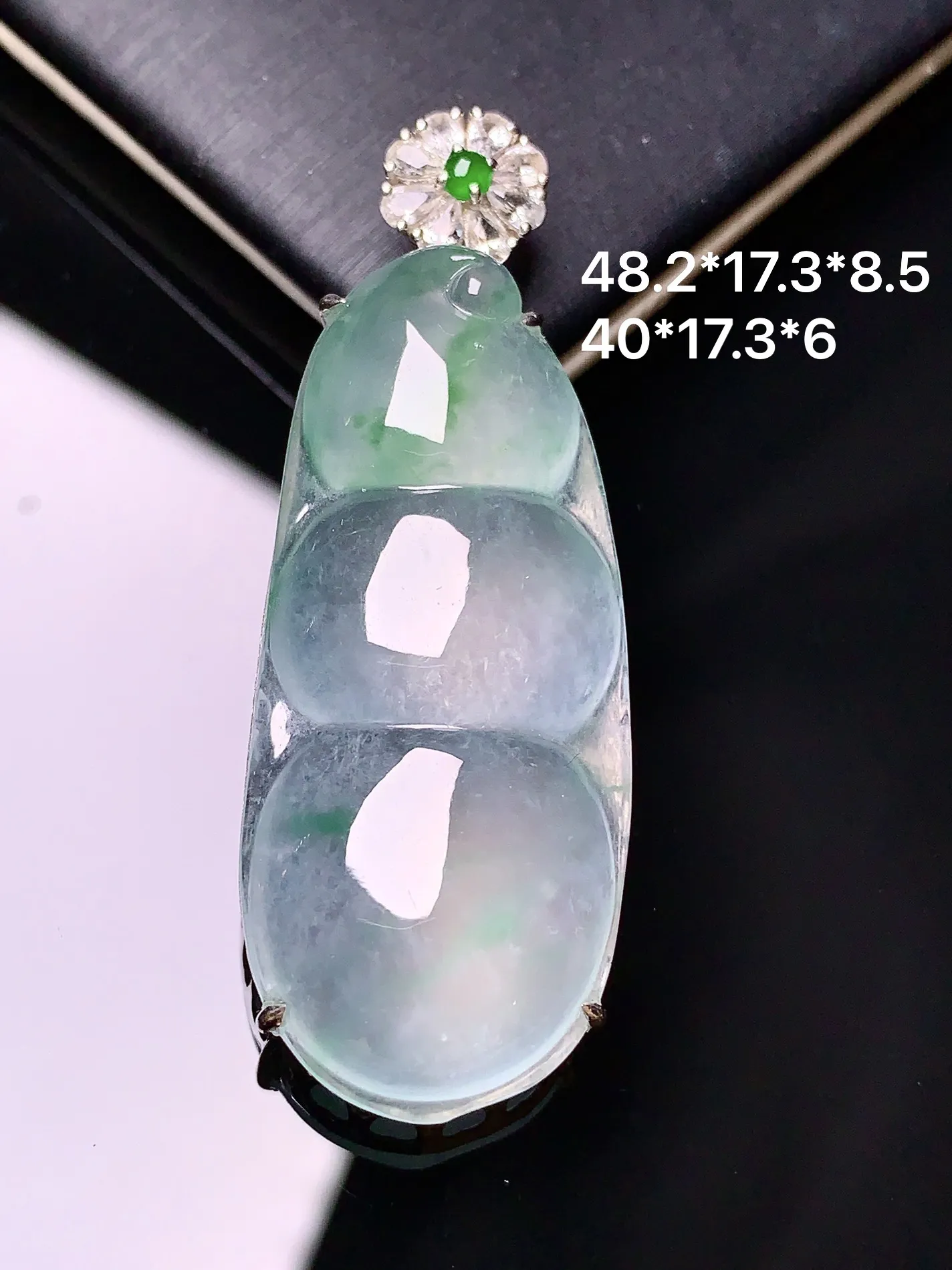 18k金钻镶嵌冰种飘绿四季豆吊坠 玉质细腻 水润亮眼 整体尺寸48.2*17.3*8.5