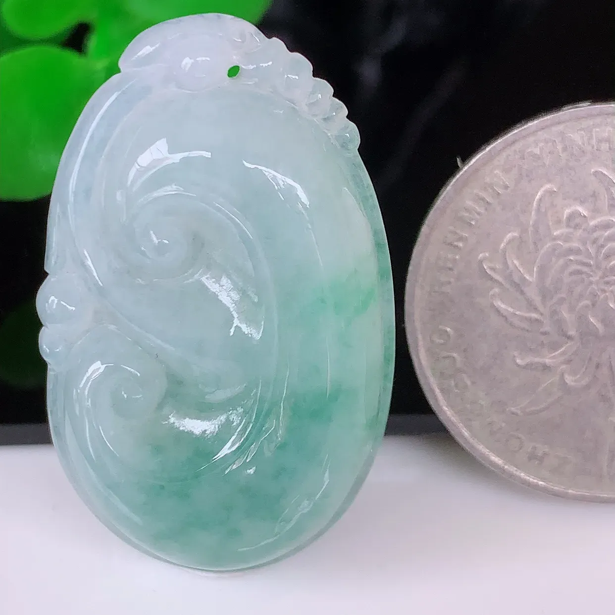 自然光实拍，冰飘花翡翠如意吊坠，冰透，翠色灵动，饱满，万事如意，如意一生，配戴精美！#57.12
