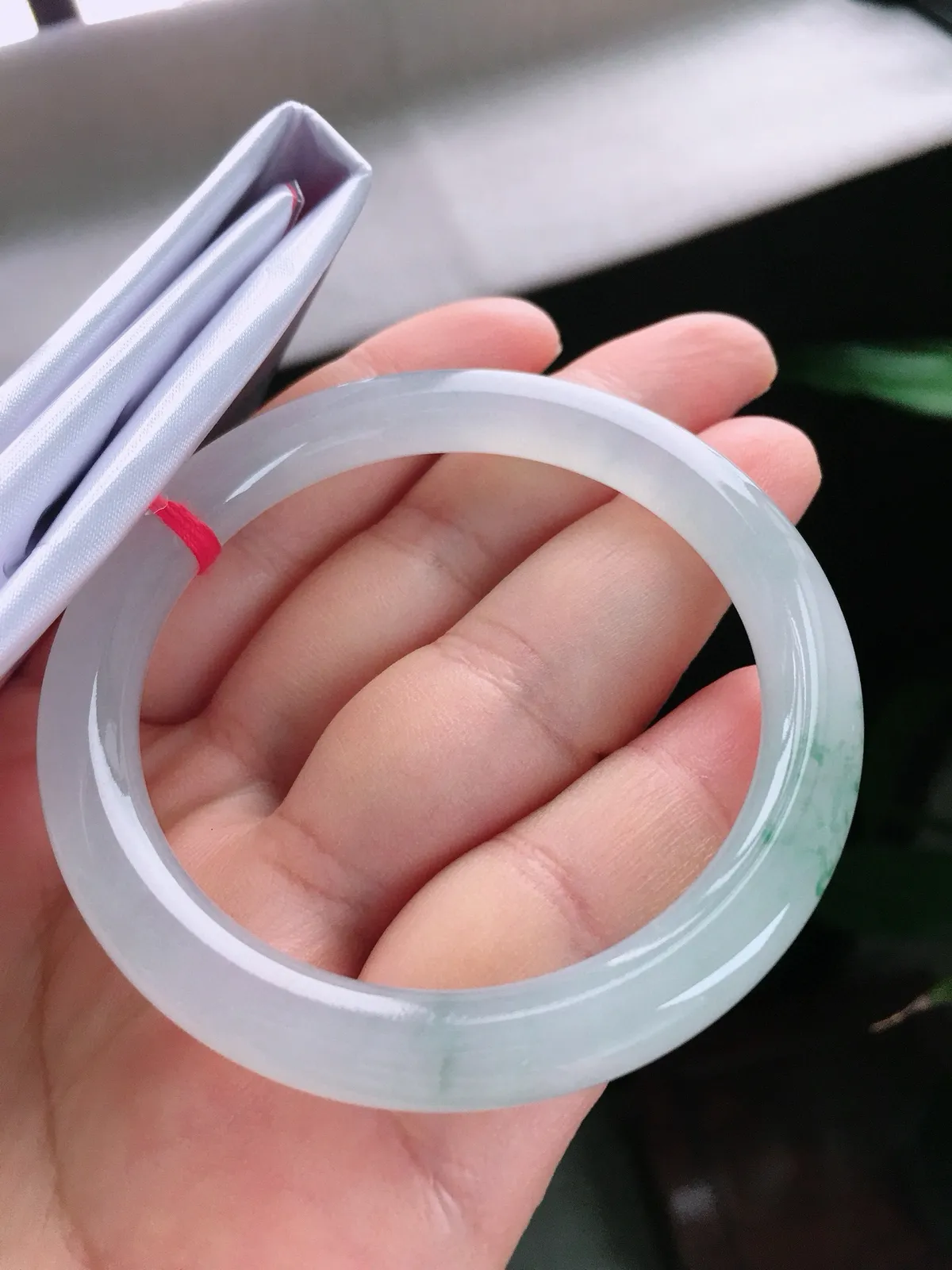 圈口54.5，圆条手镯，飘花，玉质水润细腻，尺寸54.5-7.8-7.8mm