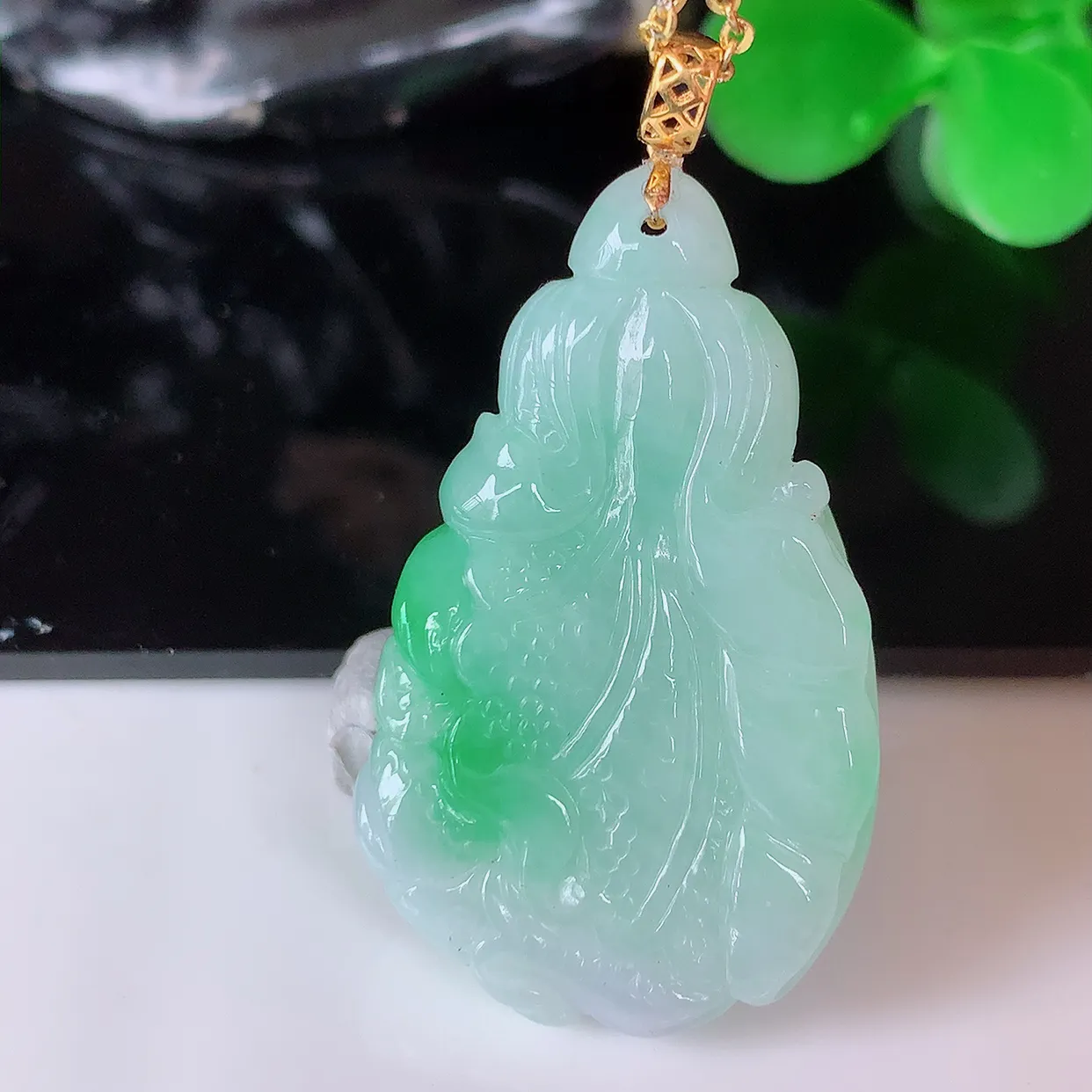 18K金镶嵌飘绿招百财白菜翡翠吊坠，百财聚来，财源滚滚，色泽鲜艳，精工水润的白菜，性价比高！#1.12整体38.5裸石34.2*20*5.8