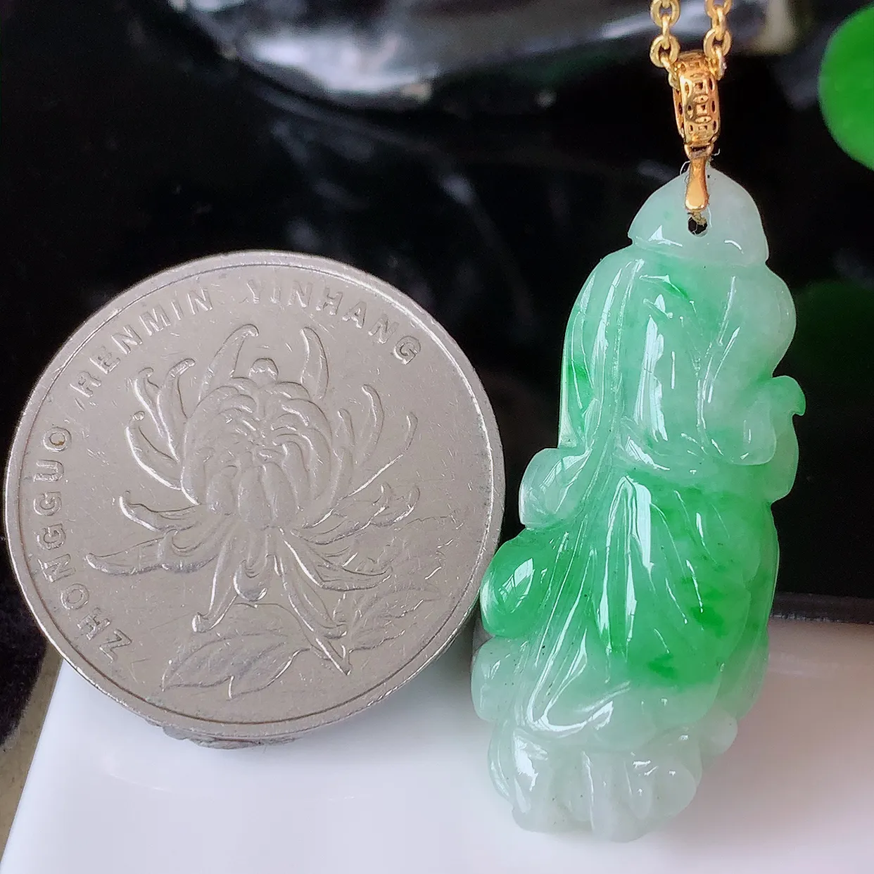 18K金镶嵌飘绿招百财白菜翡翠吊坠，百财聚来，财源滚滚，色泽鲜艳，精工水润的白菜，性价比高！#1.12