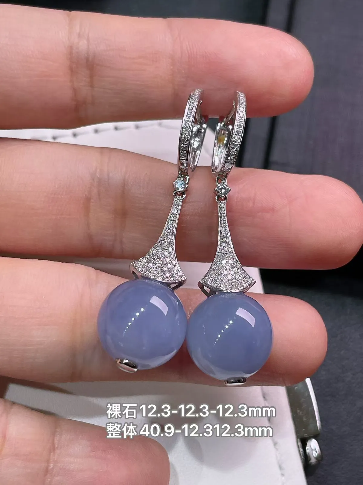 天然缅甸a货翡翠18k金镶嵌
紫罗兰圆珠耳坠y151
