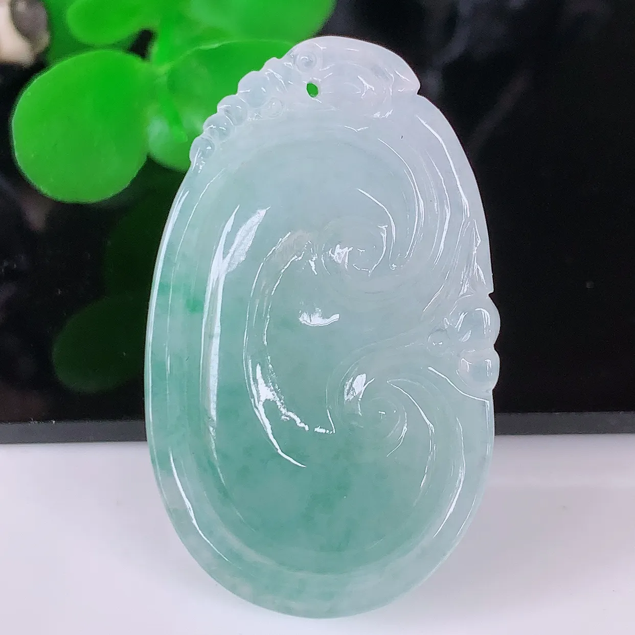 自然光实拍，冰飘花翡翠如意吊坠，冰透，翠色灵动，饱满，万事如意，如意一生，配戴精美！#57.12