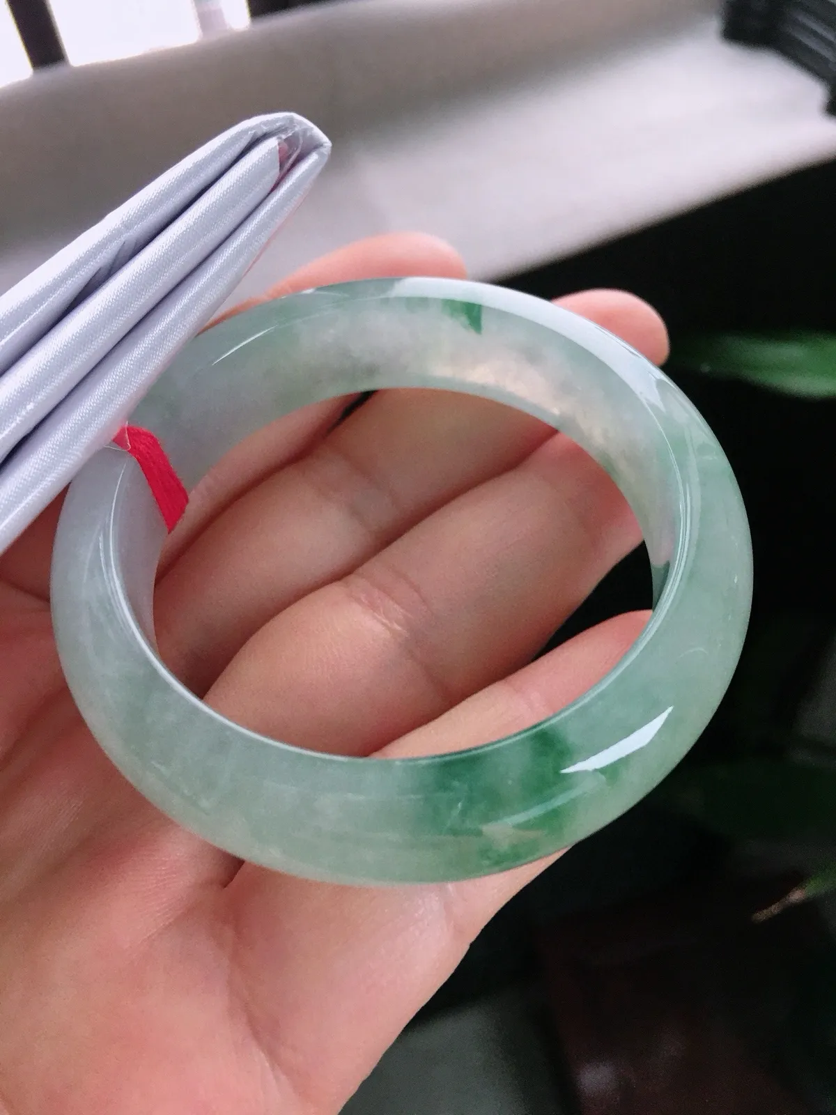 圈口51.6，正圈手镯，小圈口，飘花，玉质冰润细腻，种水好，尺寸51.6-13.8-8.1mm