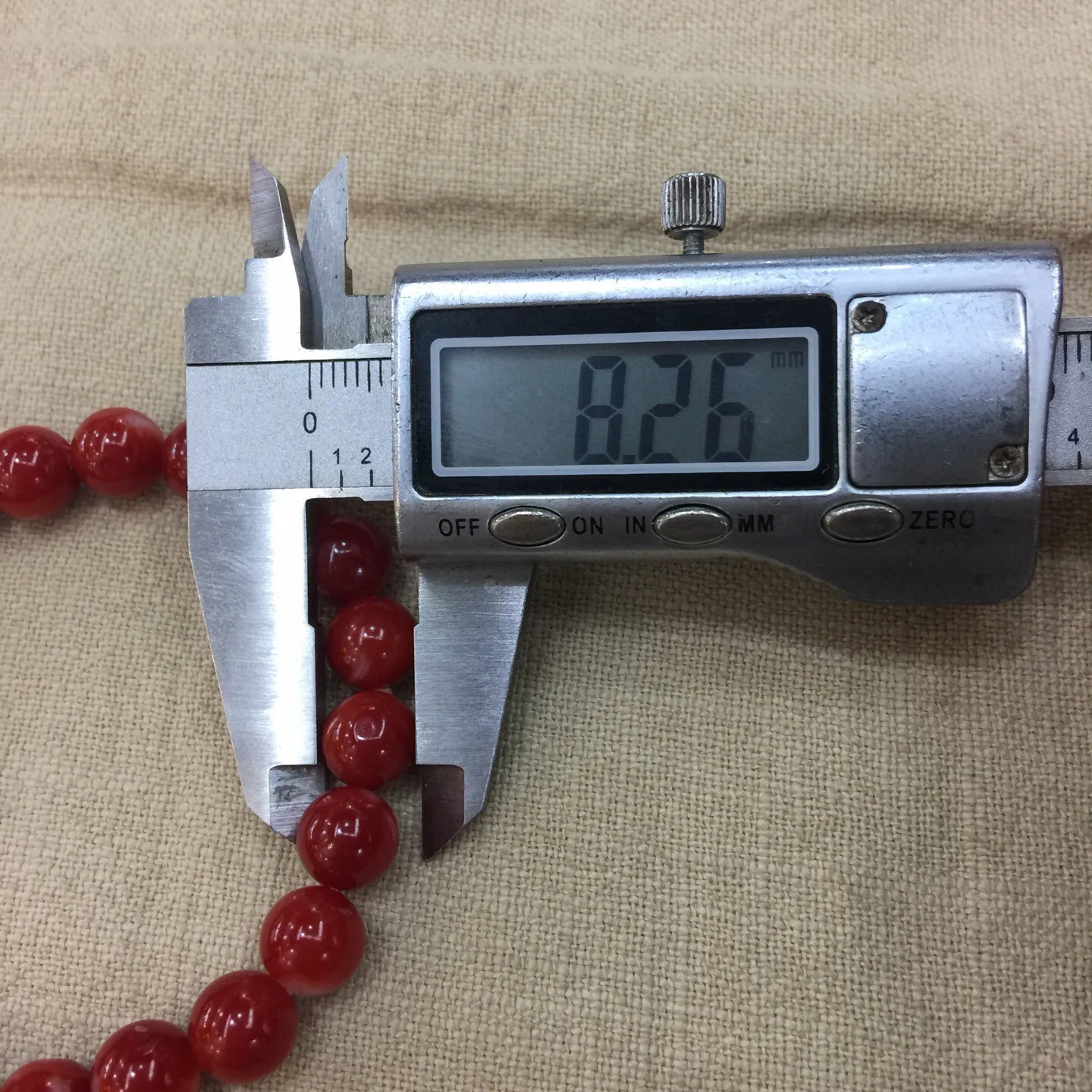 【天然日本阿卡牛血红珊瑚小9mm大圆珠单圈手串】️遇不可求！日本产地，阿卡材料，牛血红颜色，光泽柔润透亮，直径约8.77-8.26mm，重量18.13克，珊瑚本为佛教珍宝，来自深海千年生长，有生长纹，属于有机宝石，气场强大，稀少珍贵！每粒均为天然无添加无修补，有标志性白芯眼。收藏精品！传承宝贝！