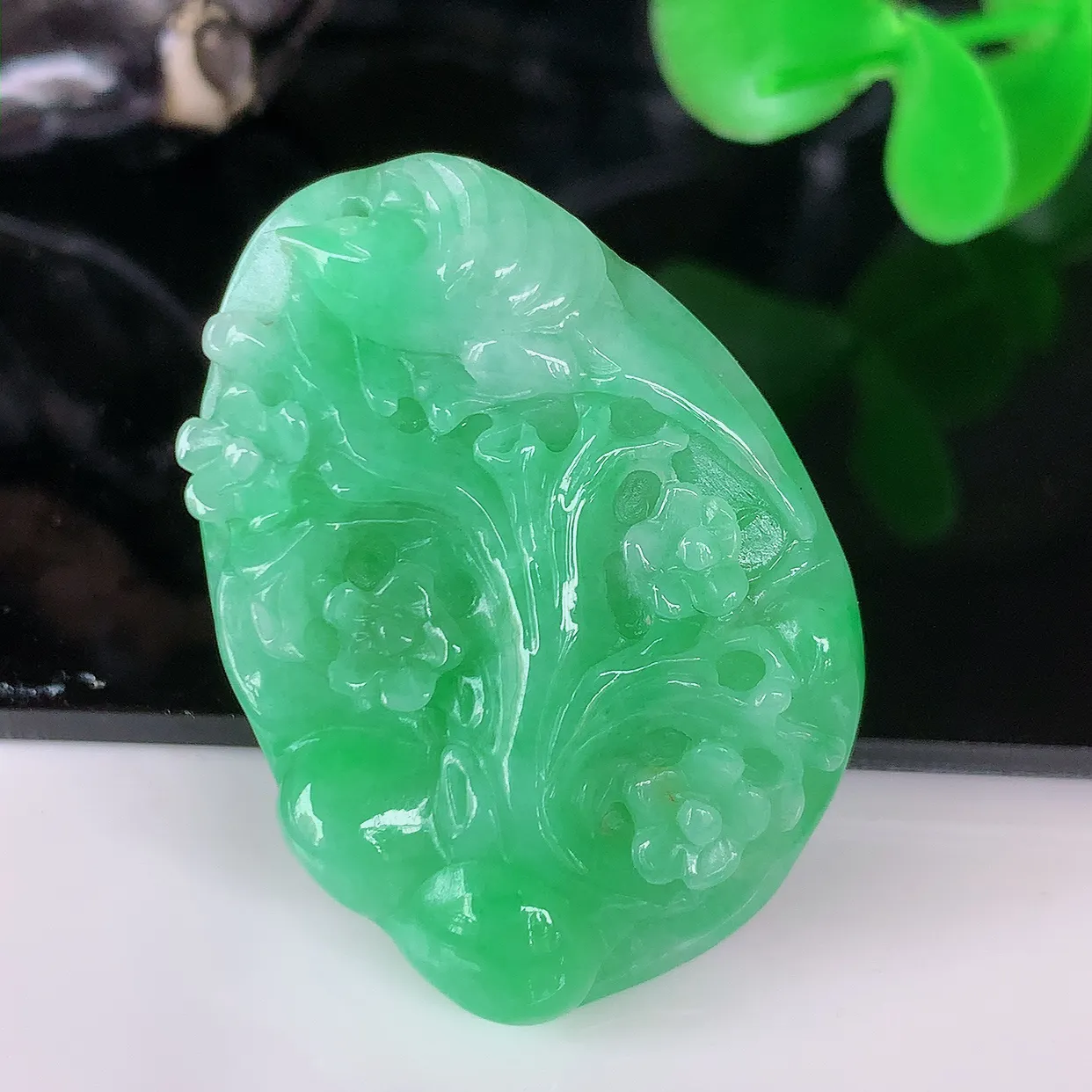 自然光实拍，冰润满绿翡翠喜上眉梢吊坠，种老水足，雕工精湛 ，寓意美好，佩戴时尚出众！#57.12