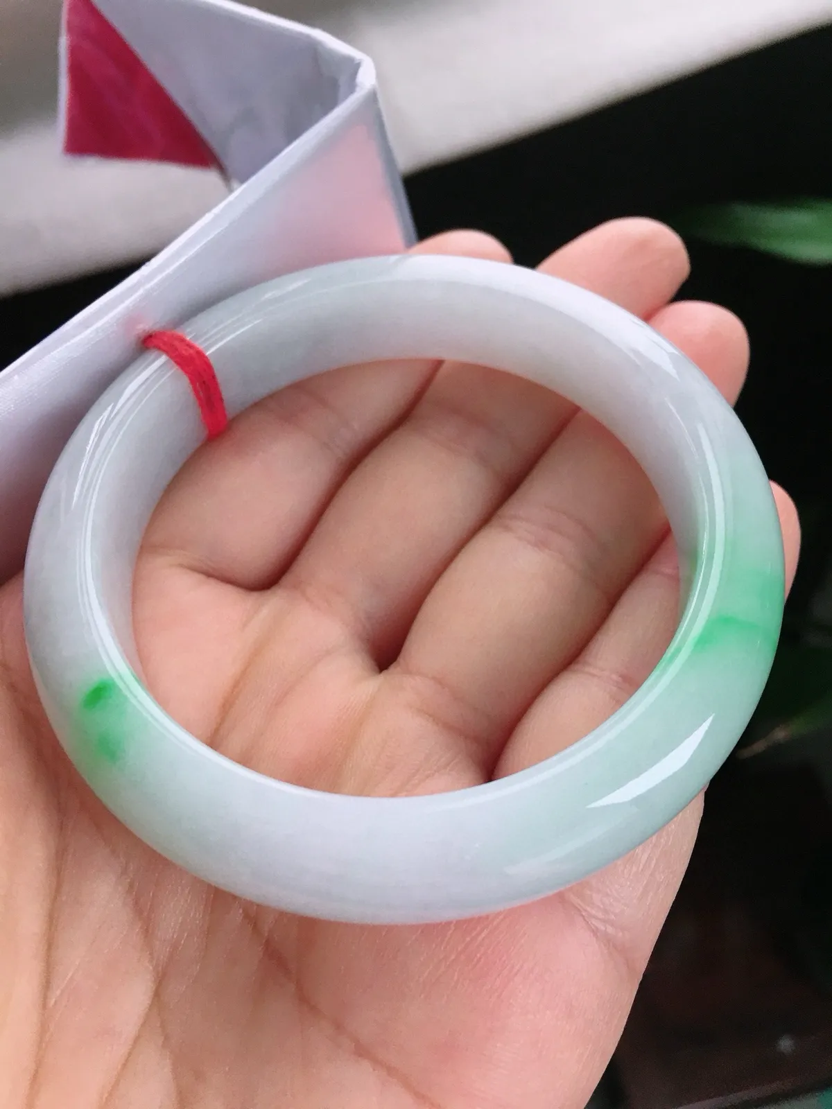 圈口60.8，正圈手镯，大圈口，飘色花，玉质冰润细腻，尺寸60.8-13.5-9.2mm