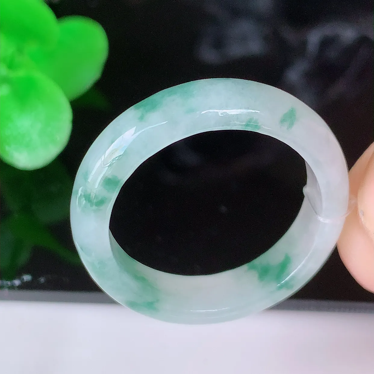 自然光实拍，19.2mm内径飘花翡翠指环，玉戒指，玉质莹润，好精美好冰润的指环，20圈口，上手纤巧！#49.12