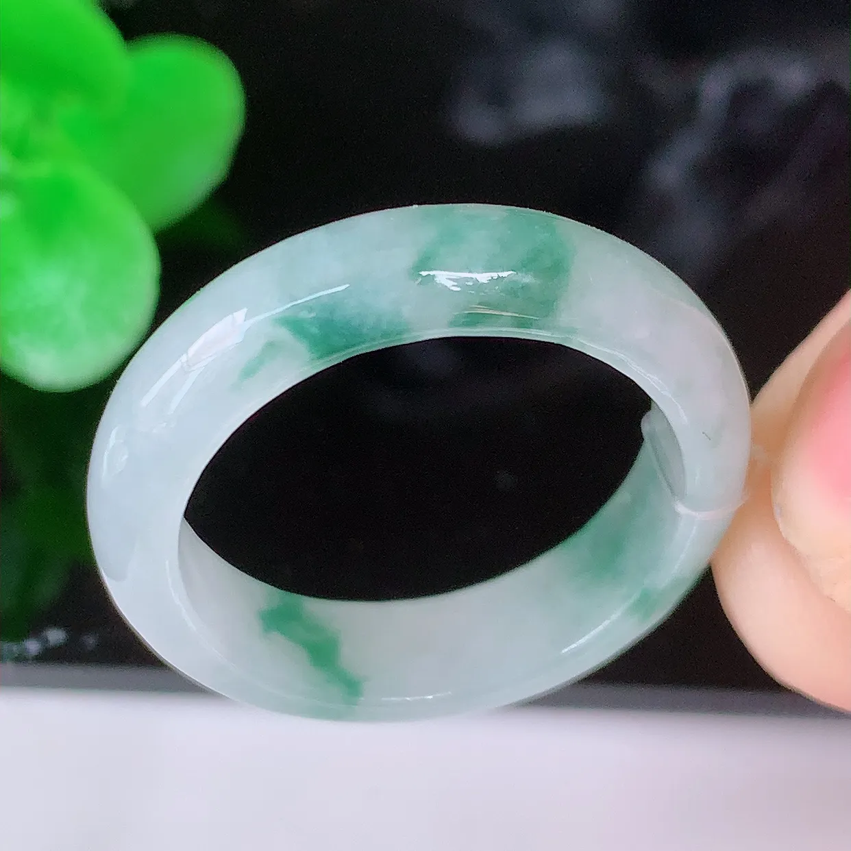 自然光实拍，19.2mm内径飘花翡翠指环，玉戒指，玉质莹润，好精美好冰润的指环，20圈口，上手纤巧！#49.12