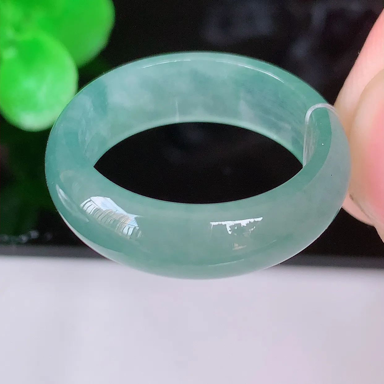 自然光实拍，19.2mm内径冰种翡翠指环，玉戒指，玉质莹润，好精美好冰润的指环，20圈口，上手纤巧！#49.12