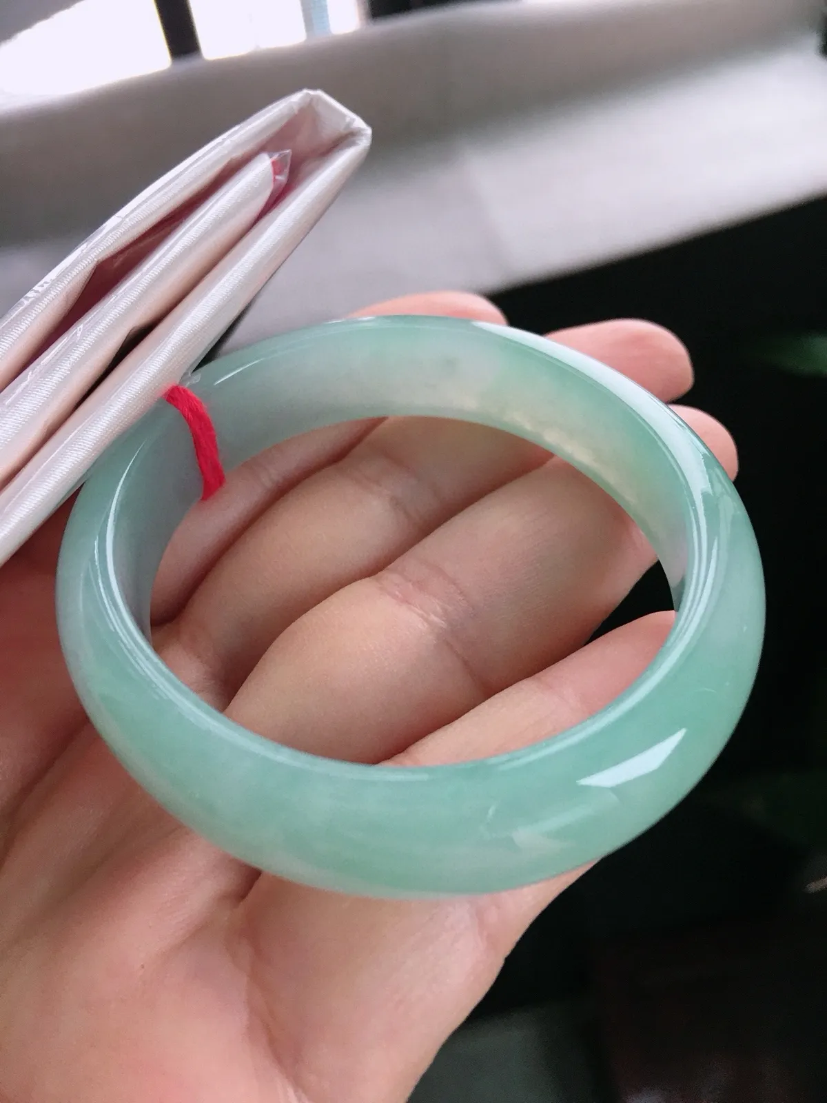 圈口55/48，贵妃手镯，正圈53可戴，绿底，玉质水润细腻，尺寸55-12.9-6.6mm