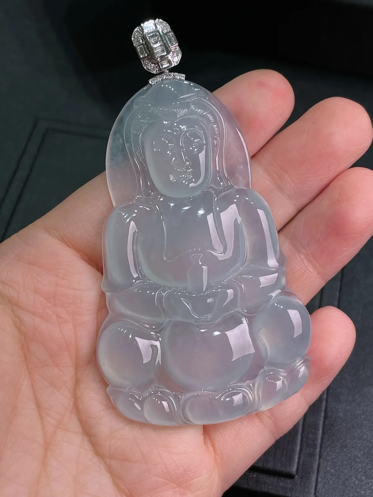 天然缅甸a货翡翠18k金镶嵌
白冰菩萨吊坠lf123