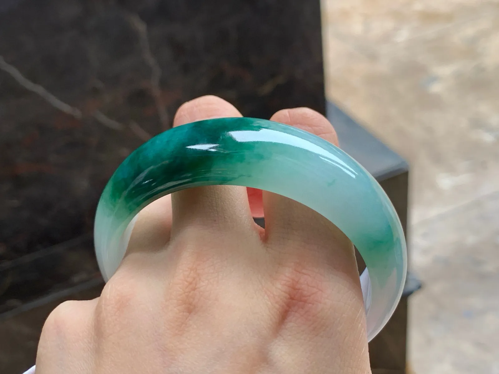 色花宽版大圈手镯
水润60/19.7/8.6mm