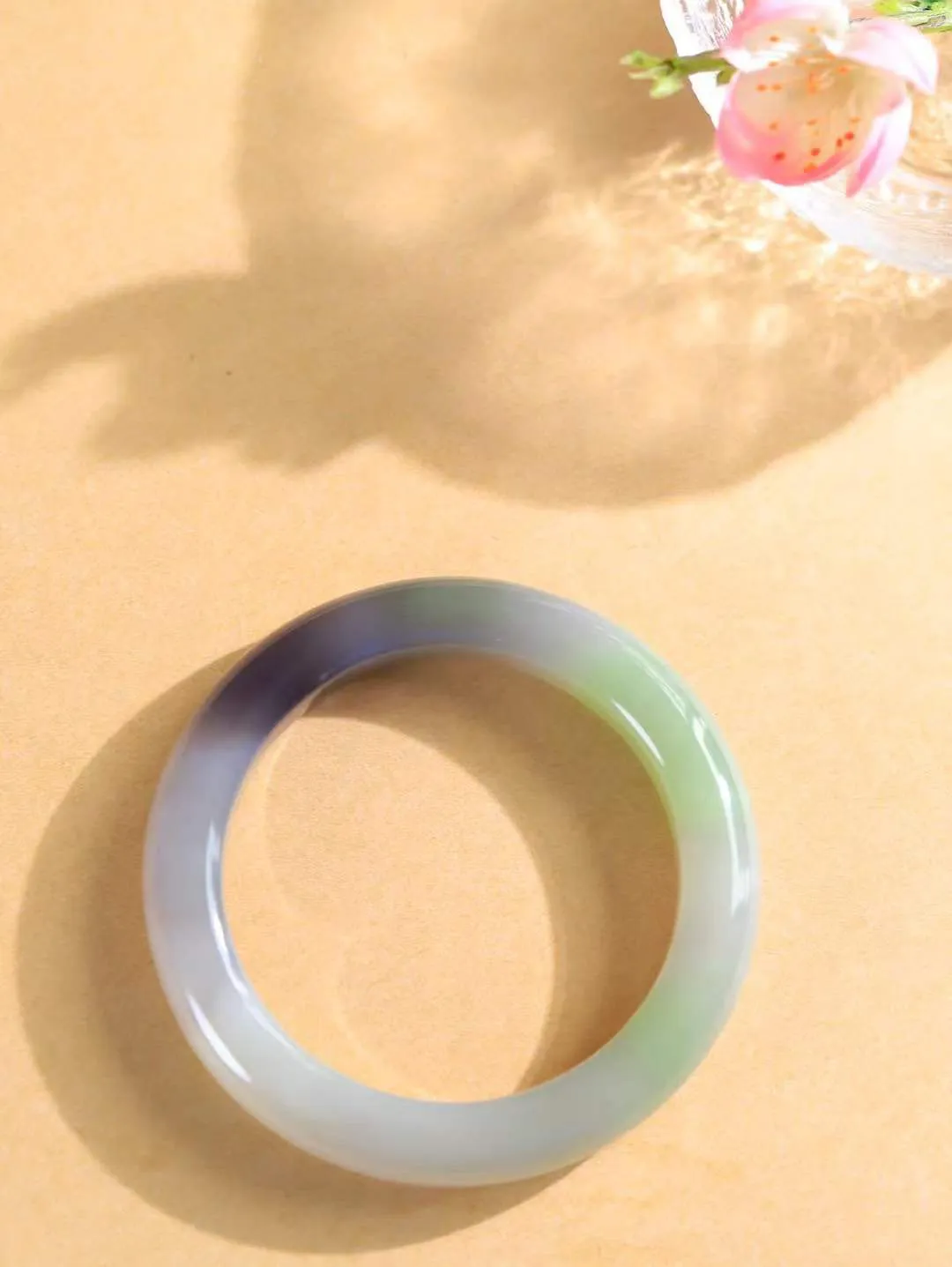 【一见钟情·镯】

收藏级臻品️和田玉三色圆条手镯。镯型饱满，温润细腻，脂润沁香。️执一卷书，沏一盏茶，着一袭裙，戴一只镯。淡淡浅笺，素心若兰，静赏玉中诗画。悠悠岁月，芊手轻摘，盛满诗样芳华。重62.4克   内径圈口56.5mm 尺寸11.9-10.2mm   FDT-72701146