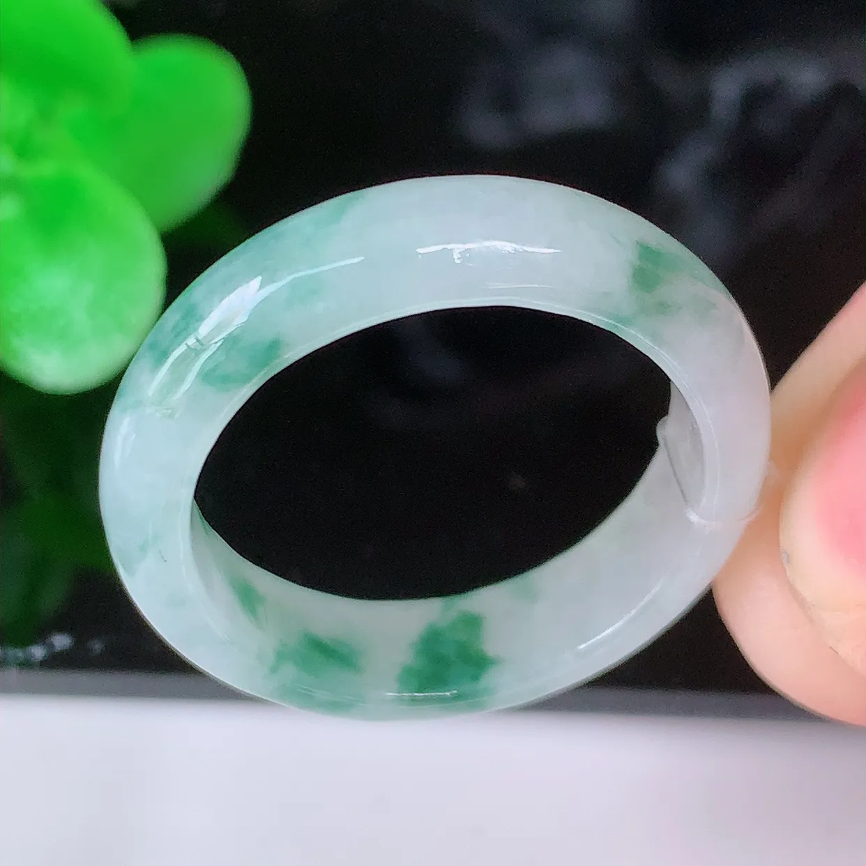 自然光实拍，19.2mm内径飘花翡翠指环，玉戒指，玉质莹润，好精美好冰润的指环，20圈口，上手纤巧！#49.12