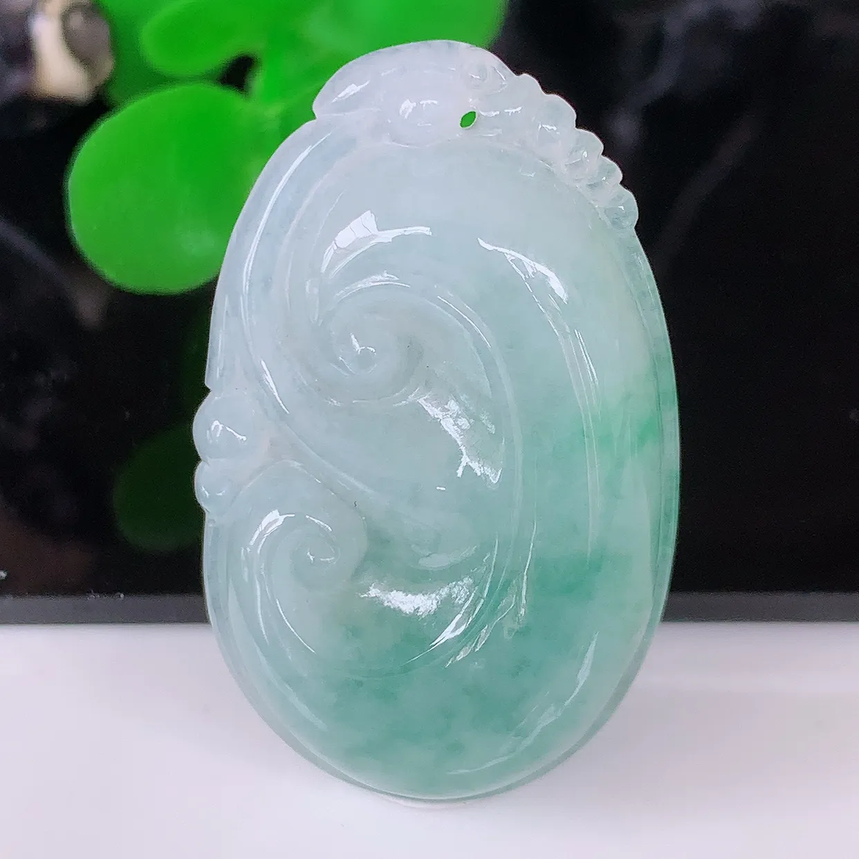 自然光实拍，冰飘花翡翠如意吊坠，冰透，翠色灵动，饱满，万事如意，如意一生，配戴精美！#57.12