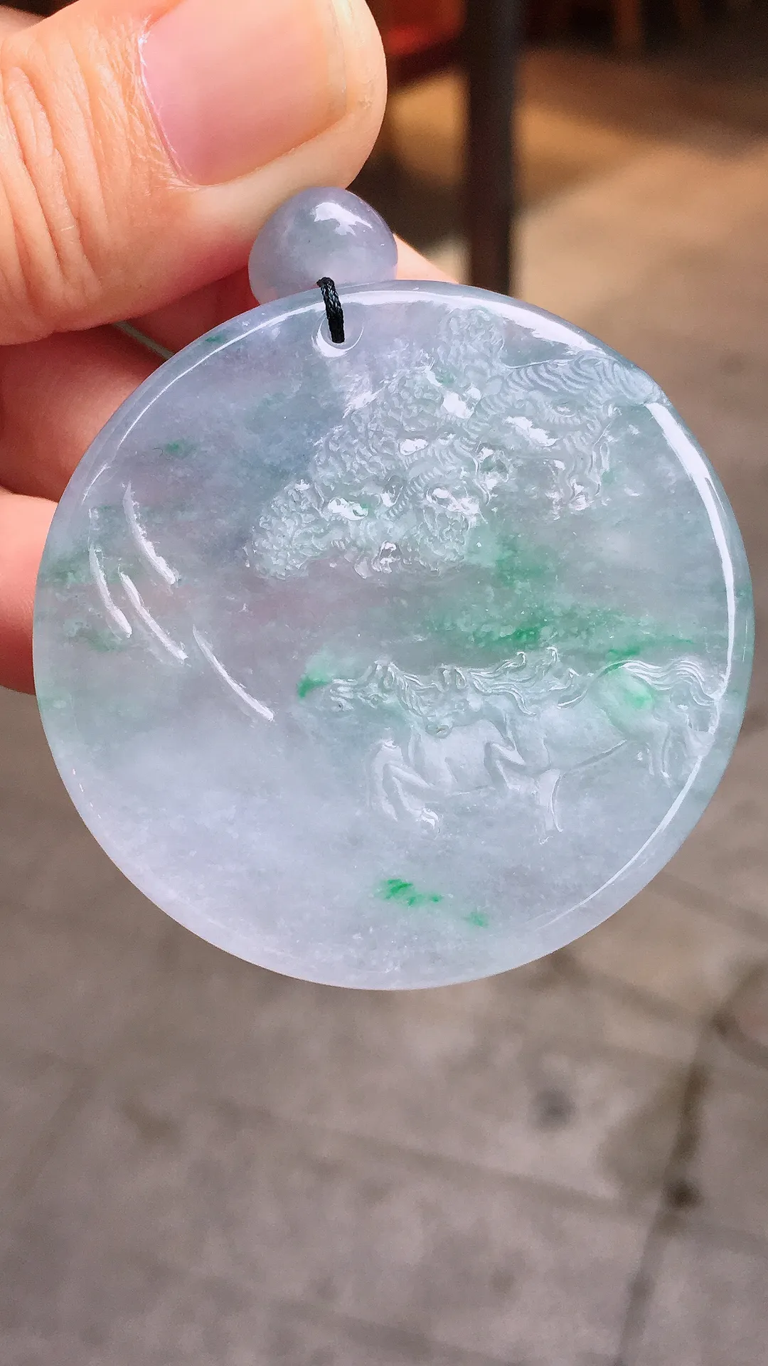 飘绿【马到成功】吊坠，色泽均匀艳丽，玉质细腻，荧光感超
强，饱满圆润，气质满满。