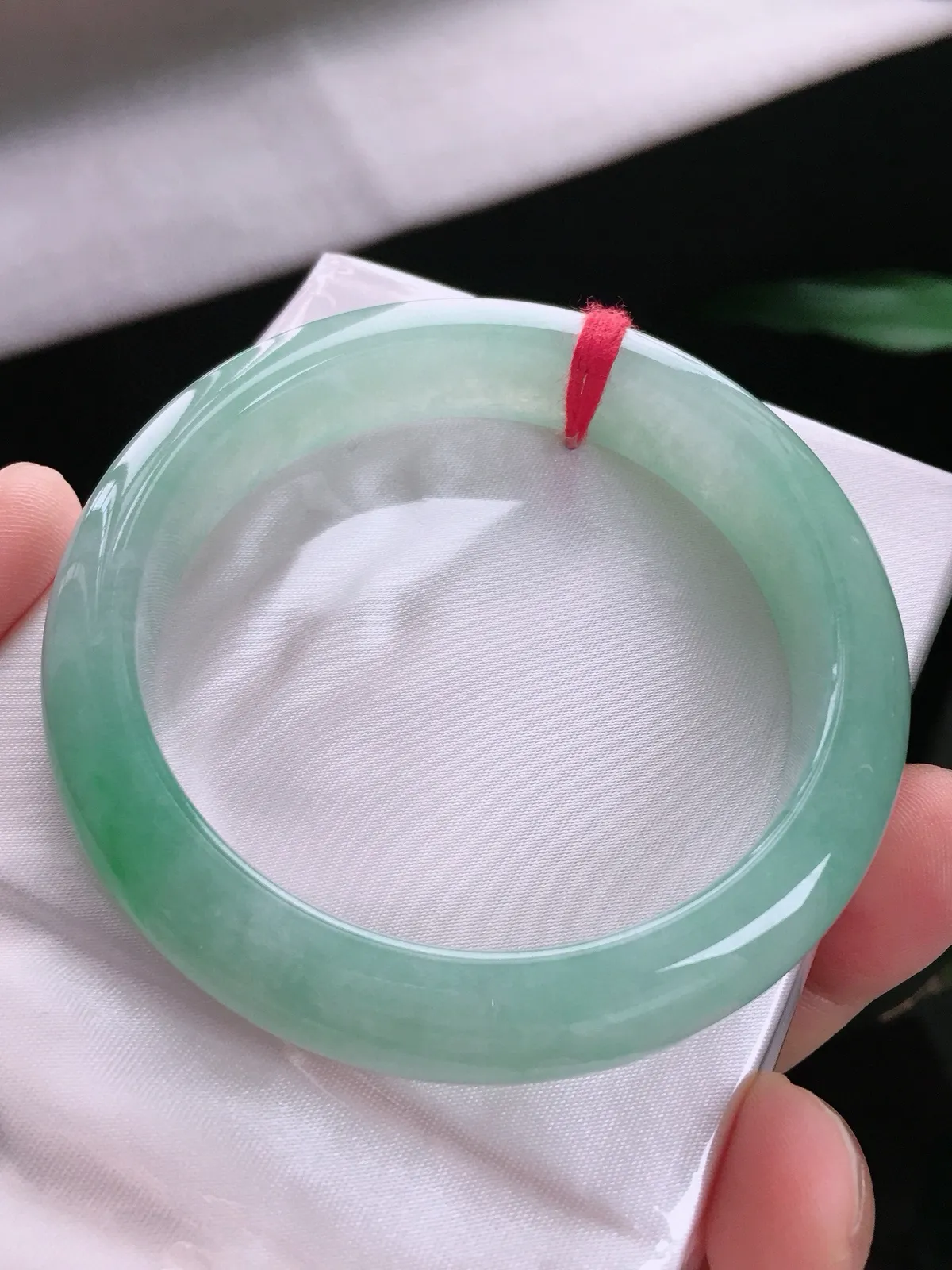 圈口55.6，正圈手镯，绿底色花，玉质冰润，尺寸55.6-13-7.7mm