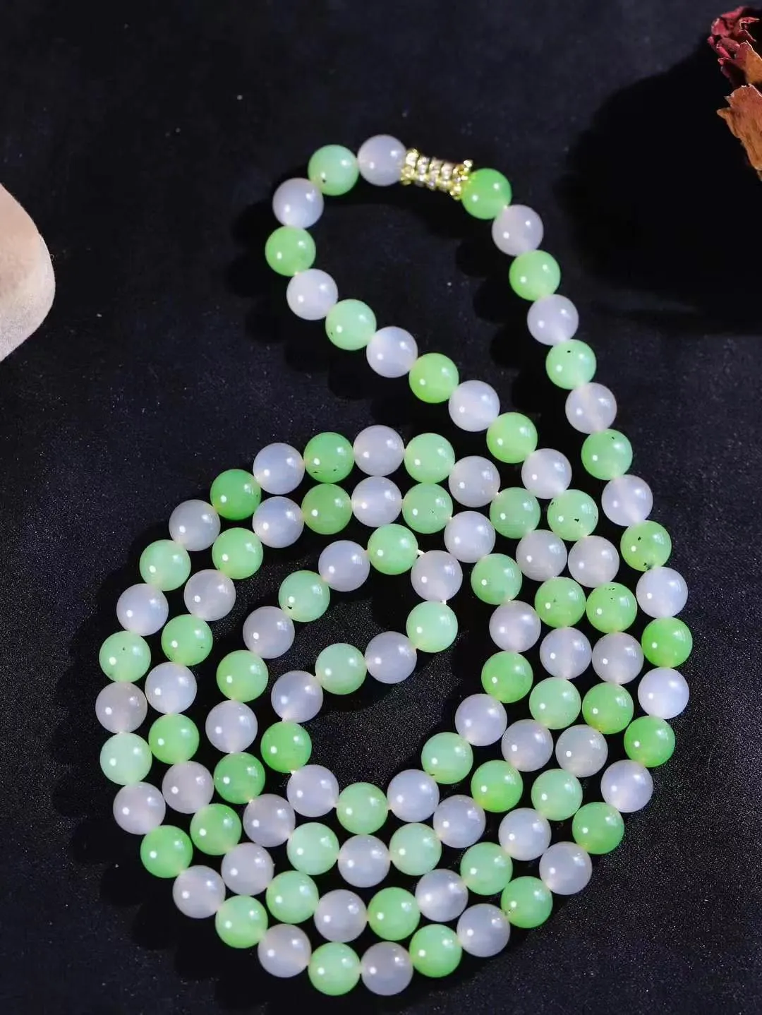 【珠圆玉润.项链】

货头精选 和田玉双色珠圆玉润项链 玉质温润细腻  整串打磨圆润，佩戴舒适。珠珠落玉盘，间关莺语花底滑，一生美好时光，无论身在何处，都有它相伴相守。事事顺遂，幸福美满，吉祥如意。重84克 尺寸取一7.8mm  79601278T
