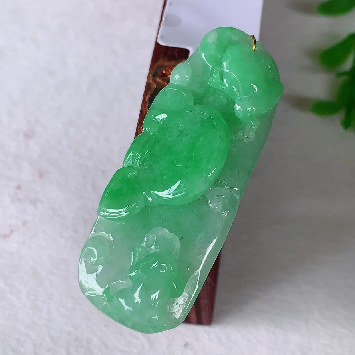 自然光实拍，冰润飘绿翡翠如意、呱呱来财吊坠，种老水足，雕工精湛 ，寓意美好，佩戴时尚出众！#35.12