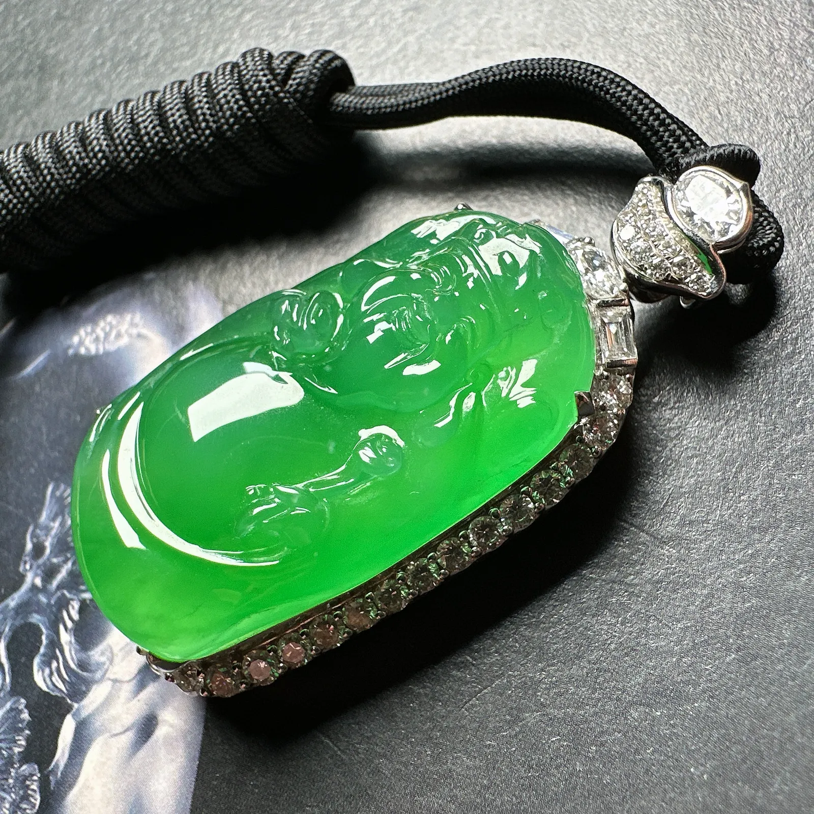 【满绿财神】木纳阳绿，冰感十足的满绿财神，厚装饱满，纯净度高，种老肉细，收藏品质，裸石尺寸34.2*20*6.2毫米。
