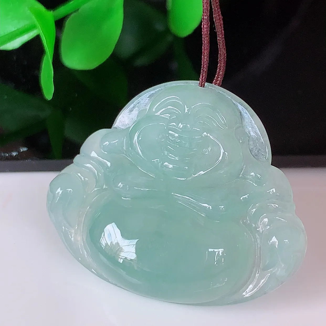 自然光实拍，冰浅绿佛公翡翠吊坠，饱满， 佛公亦保平安，寓意有福（佛公）相伴，品相佳，配戴优雅迷人！#