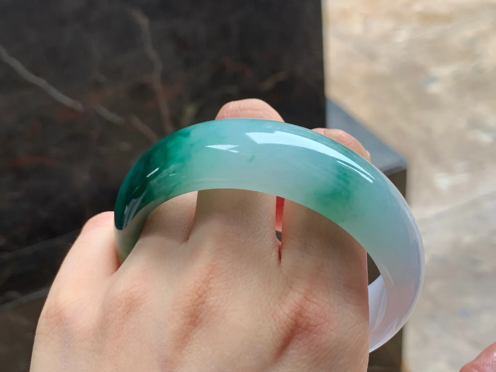色花宽版大圈手镯
水润60/19.7/8.6mm