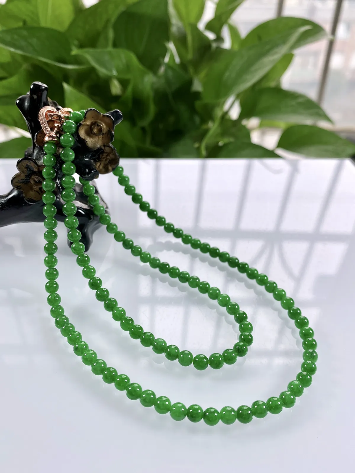 收藏级别，缅甸天然翡翠A货，卡5冰种起胶满绿浓阳绿圆珠微塔珠项链手链，尺寸：大珠5mm～小珠4.7mm/120颗，长度580mm，重量：25.58g